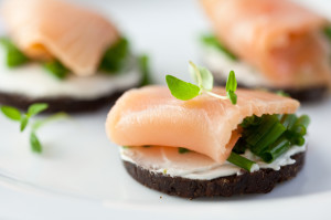 Foto: Kanapee mit Westfälischem Pumpernickel und Lachs. http://de.fotolia.com/id/34575206 © B. and E. Dudzinscy / fotolia.com