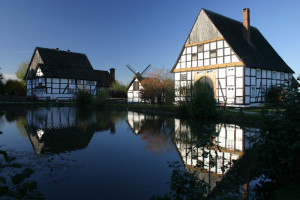 Foto: Dorfteich und Fachwerkhäuser in Westfalen. http://de.fotolia.com/id/227059 © Martina Berg / fotolia.com