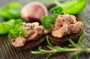 Foto: Westfälischer Pumpernickel mit Leberwurst. http://de.fotolia.com/id/44709842 © photocrew / fotolia.com